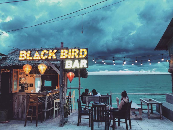 Ghé Blackbird Beach Bar ngắm hoàng hôn cực chill tại Phan Thiết